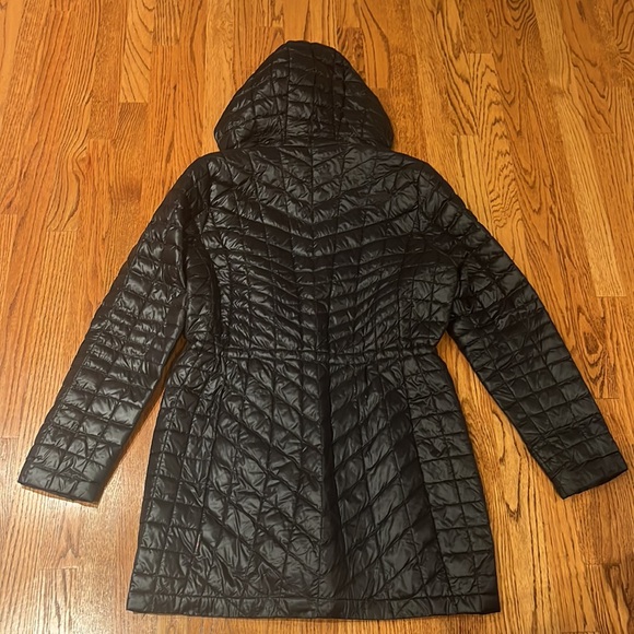 The North Face Woman’s Black Puffer Jacket Size XL - Picture 4 of 5
